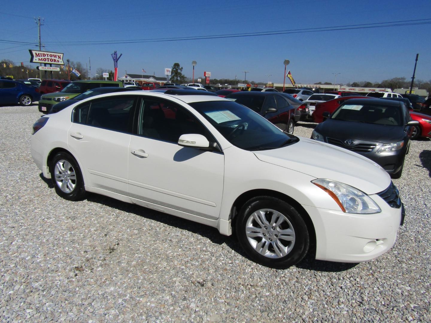 2012 White /Gray Nissan Altima 2.5 S (1N4AL2AP5CN) with an 2.5L L4 DOHC 16V engine, Automatic transmission, located at 15016 S Hwy 231, Midland City, AL, 36350, (334) 983-3001, 31.306210, -85.495277 - Photo#0